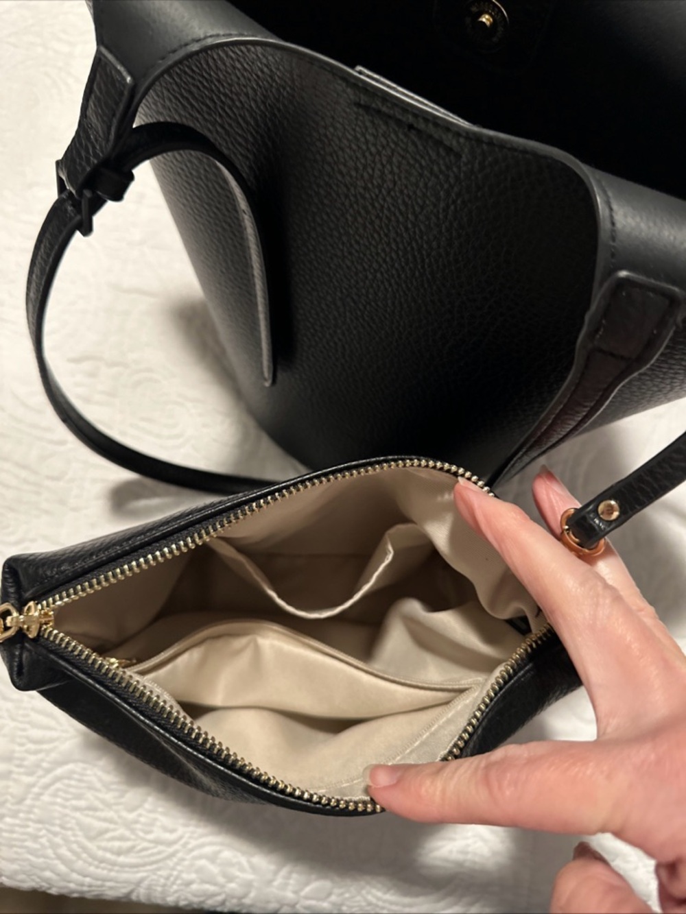Classic Black Women’s Bucket Style Handbag aka ‘A Purse in A Purse’ EUC - Picture 7 of 9